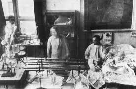 <p>Who developed the first human hemodialysis machine, and when was it first used on humans? (3)</p>