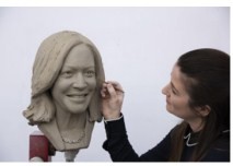 Q18) Kamala Harris become the first woman US vice president to have a figure displayed at the Madame Tussauds wax
museum located in which city? 