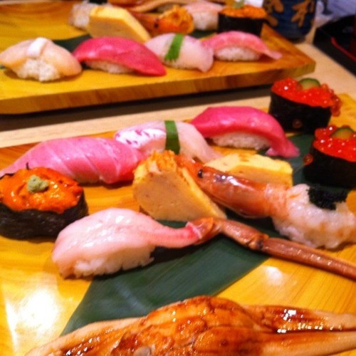 <p>Sushi (=すし; お is an honorific prefix.)</p>