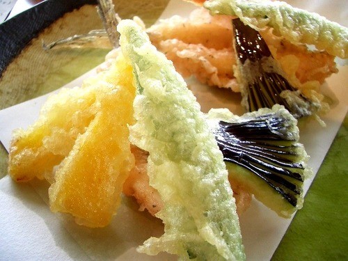 <p>deep fried fish and vegetables (Tempura)</p>